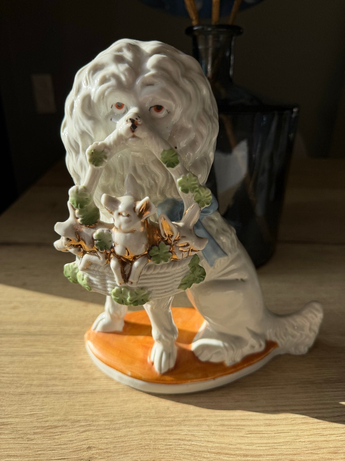 Vintage Porseleinen Hoerenhondje met Mandje, Ophalen of Verzenden