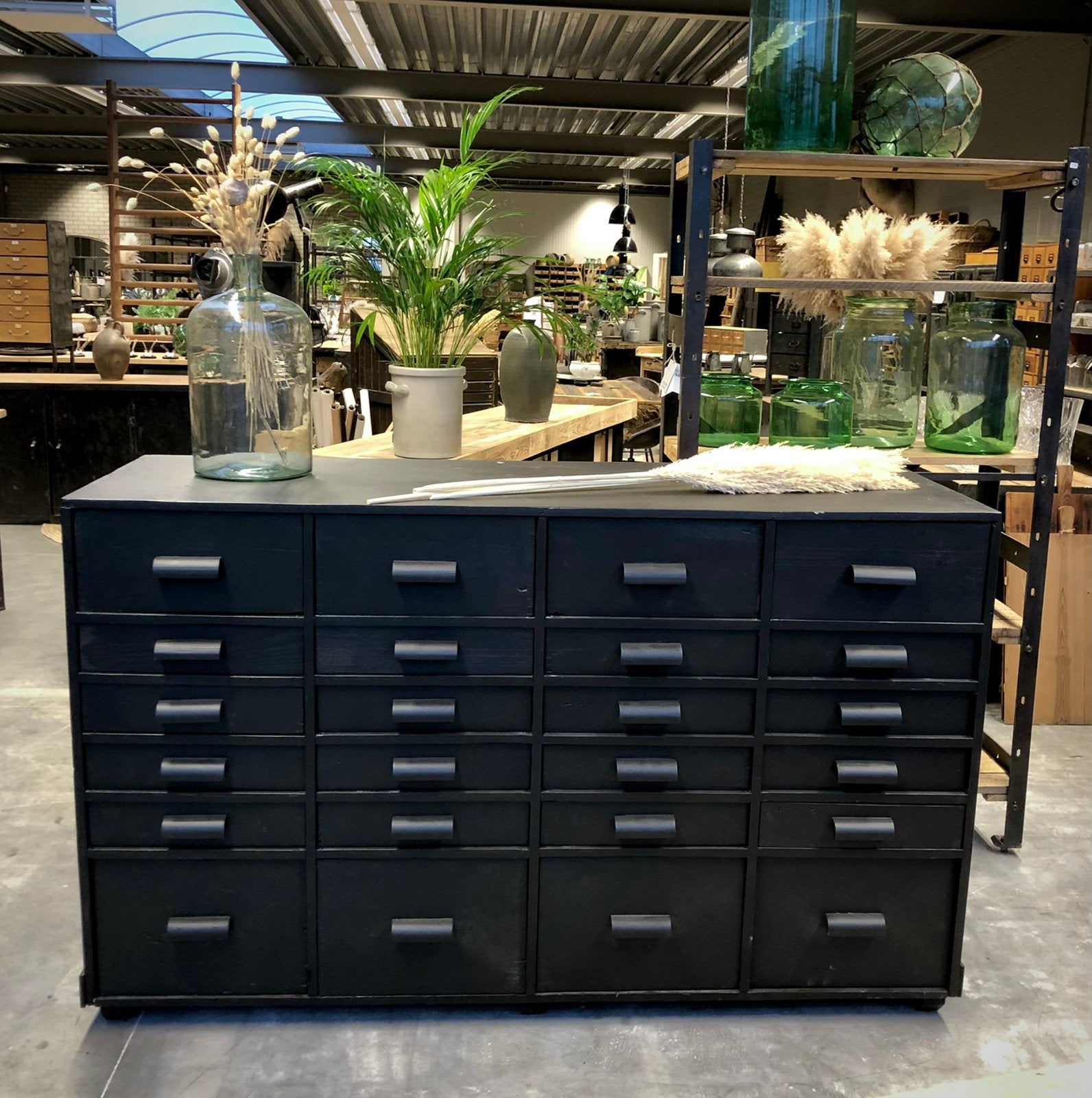 Industriële kast, vintage ladekast, oud dressoir, Antiek en Kunst, Curiosa en Brocante, Ophalen