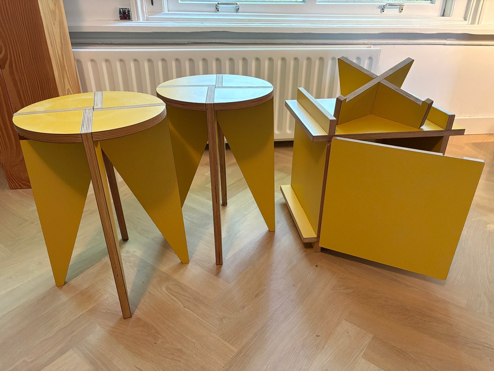 Set: 2 gele Kilo multiplex krukken, één kastje & standaard, Ophalen, Overige kleuren, Drie, Zo goed als nieuw