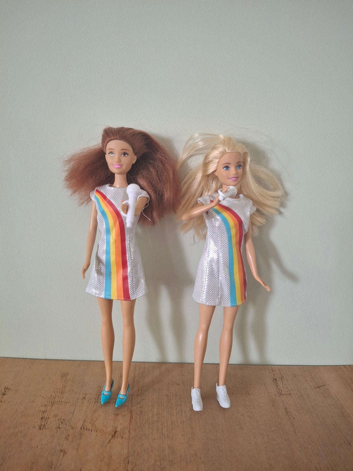 Twee Barbiepoppen met K3 regenboogjurkjes, Kinderen en Baby's, Ophalen of Verzenden, Gebruikt, Barbie