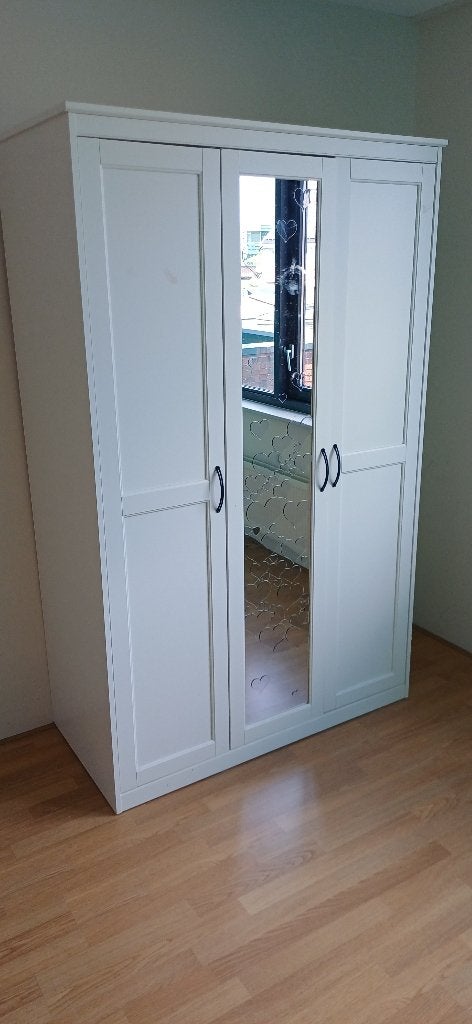Witte 3-deurs kledingkast inclusief dressoir (GRATIS), Met deur(en), Gebruikt, 100 tot 150 cm, Eikenhout