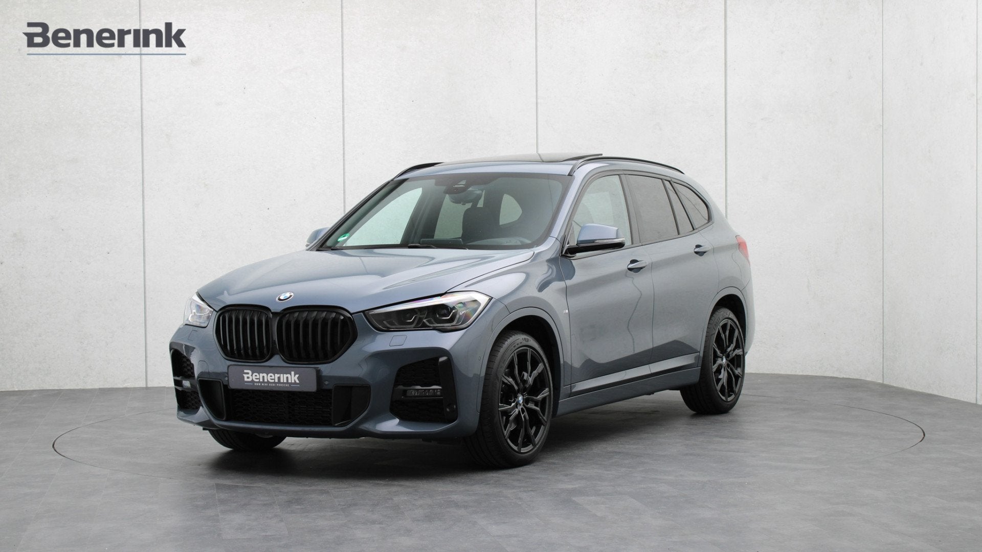 BMW X1 sDrive18i M-Sport | Head-up | Panoramadak | Trekhaak, Auto's, 12 maanden, Gebruikt, Leder en Stof, 3 cilinders