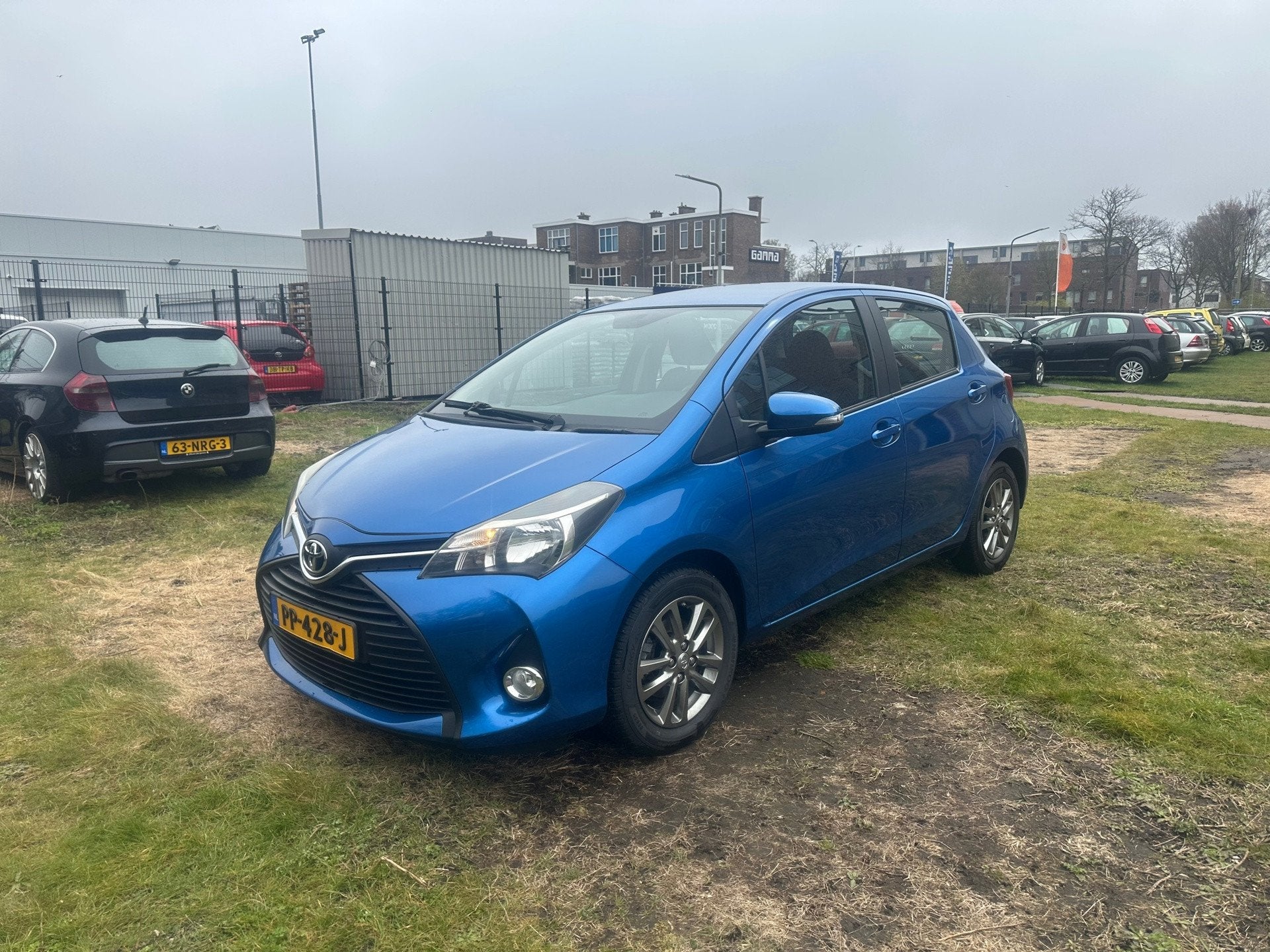 Toyota Yaris 1.0 VVT-i Aspiration Bi-Tone goede kilometer st, Auto's, Voorwielaandrijving, Euro 6, Blauw, Bedrijf