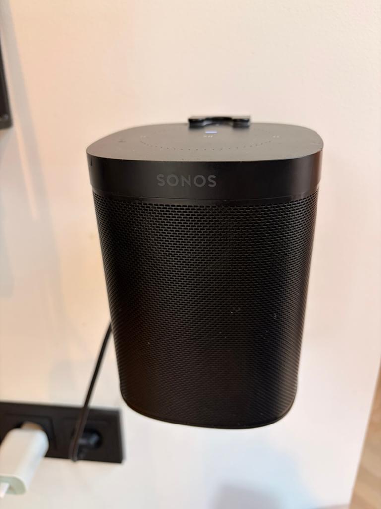 Sonos One Gen 2 Zwart + draaibare muurbeugel / wandhouder, Ophalen of Verzenden, Zo goed als nieuw, Sonos, Minder dan 60 watt