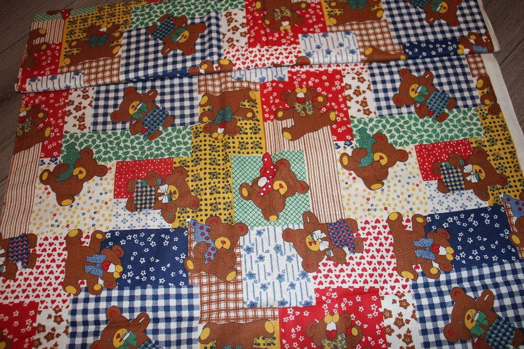 100% katoen stof - rood/geel/blauw/groen beren #3275, Hobby en Vrije tijd, Stoffen en Lappen, Blauw, 120 cm of meer, Nieuw, Ophalen of Verzenden