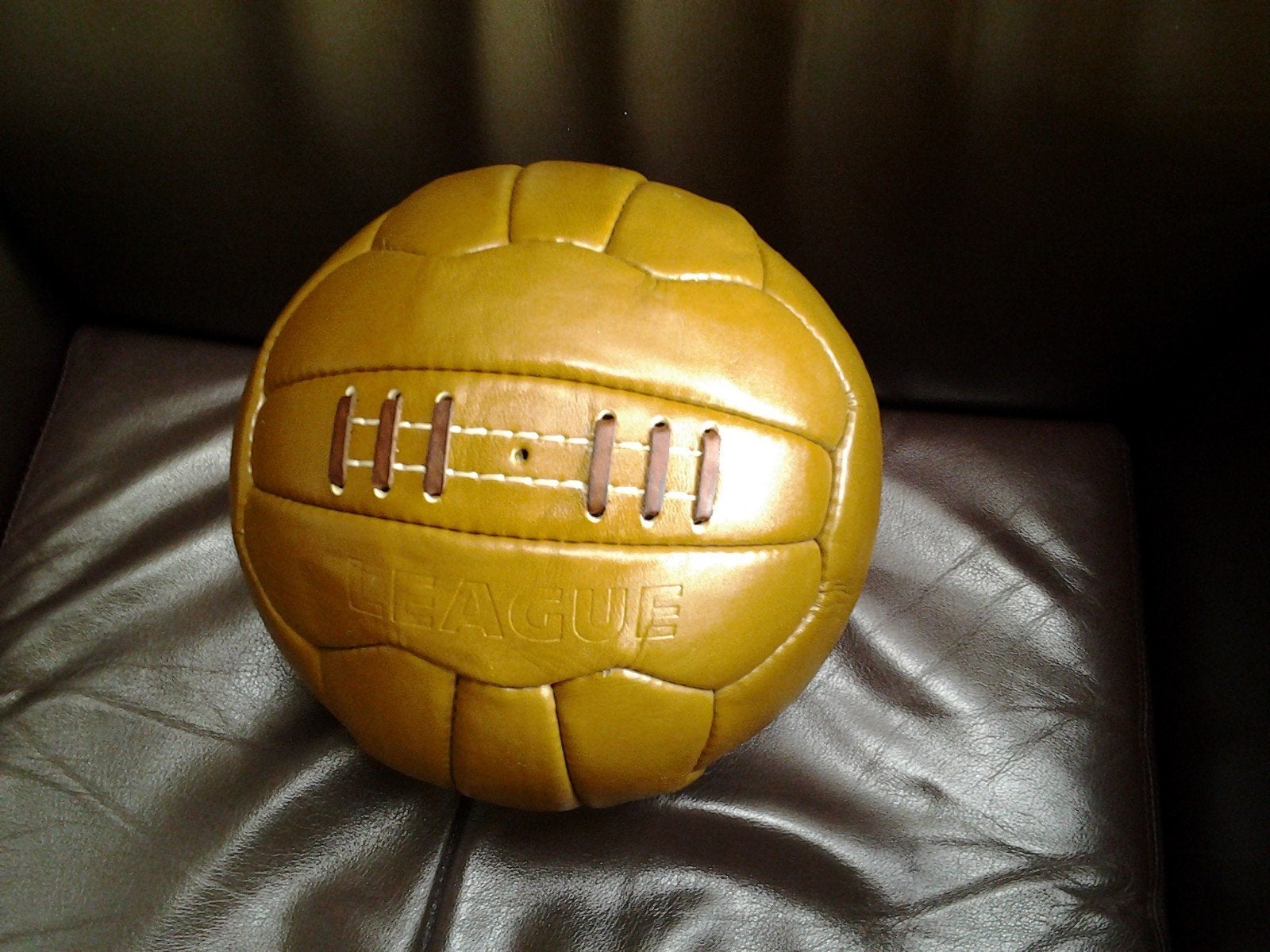 Vintage Voetbal Jaren '60 - Decoratief siervoerbal, Maat XL, Ophalen of Verzenden, Bal