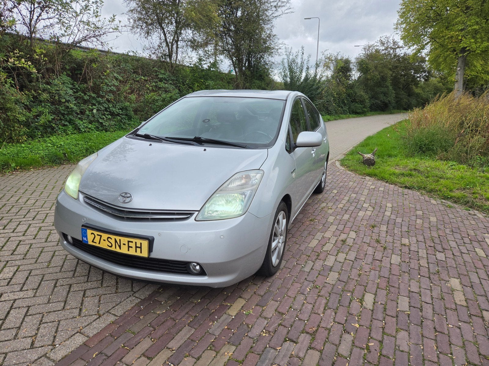 Toyota Prius 1.5 HSD 2006 Grijs|Airco|Keyless|CAM|Sensoren!, Auto's, 4 cilinders, 23 km/l, Origineel Nederlands, Grijs