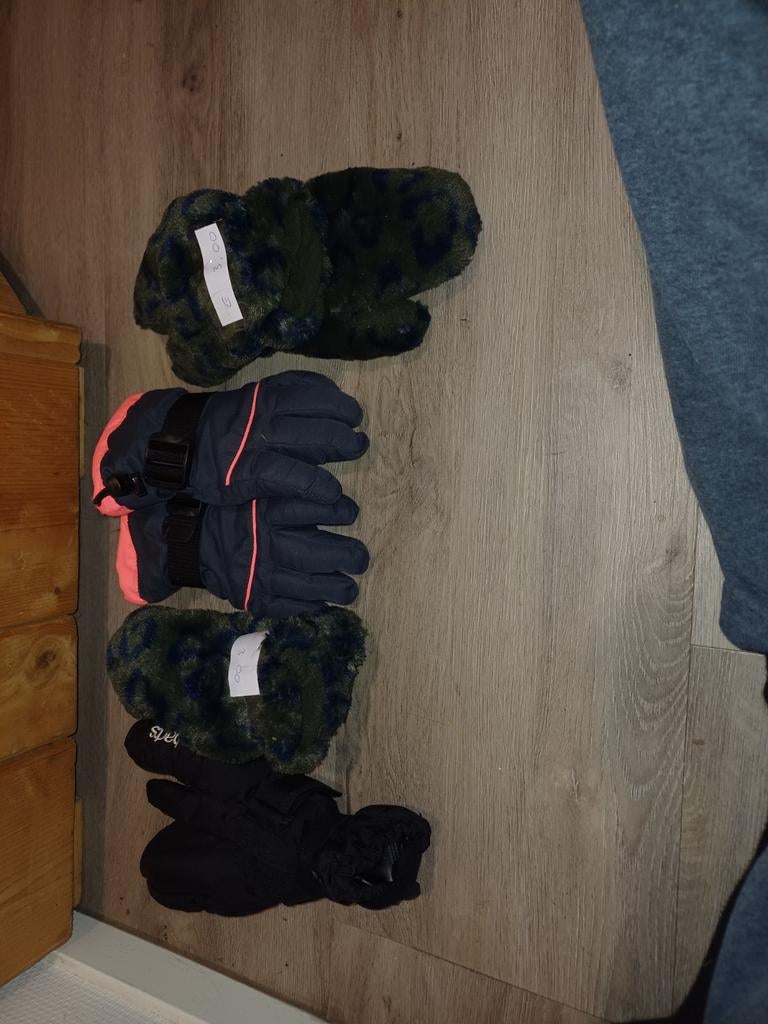 4 paar kinderhandschoenen (2x wanten, 2x vingerhandschoenen), Kinderen en Baby's, Kinderkleding | Mutsen, Sjaals en Handschoenen