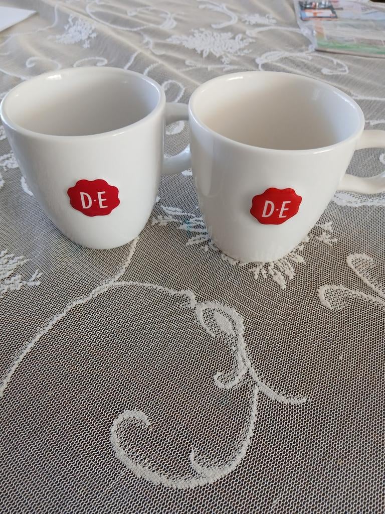 2 verschillende bekers Douwe Egberts, Ophalen of Verzenden, Zo goed als nieuw, Overige stijlen, Kop(pen) en/of Schotel(s)