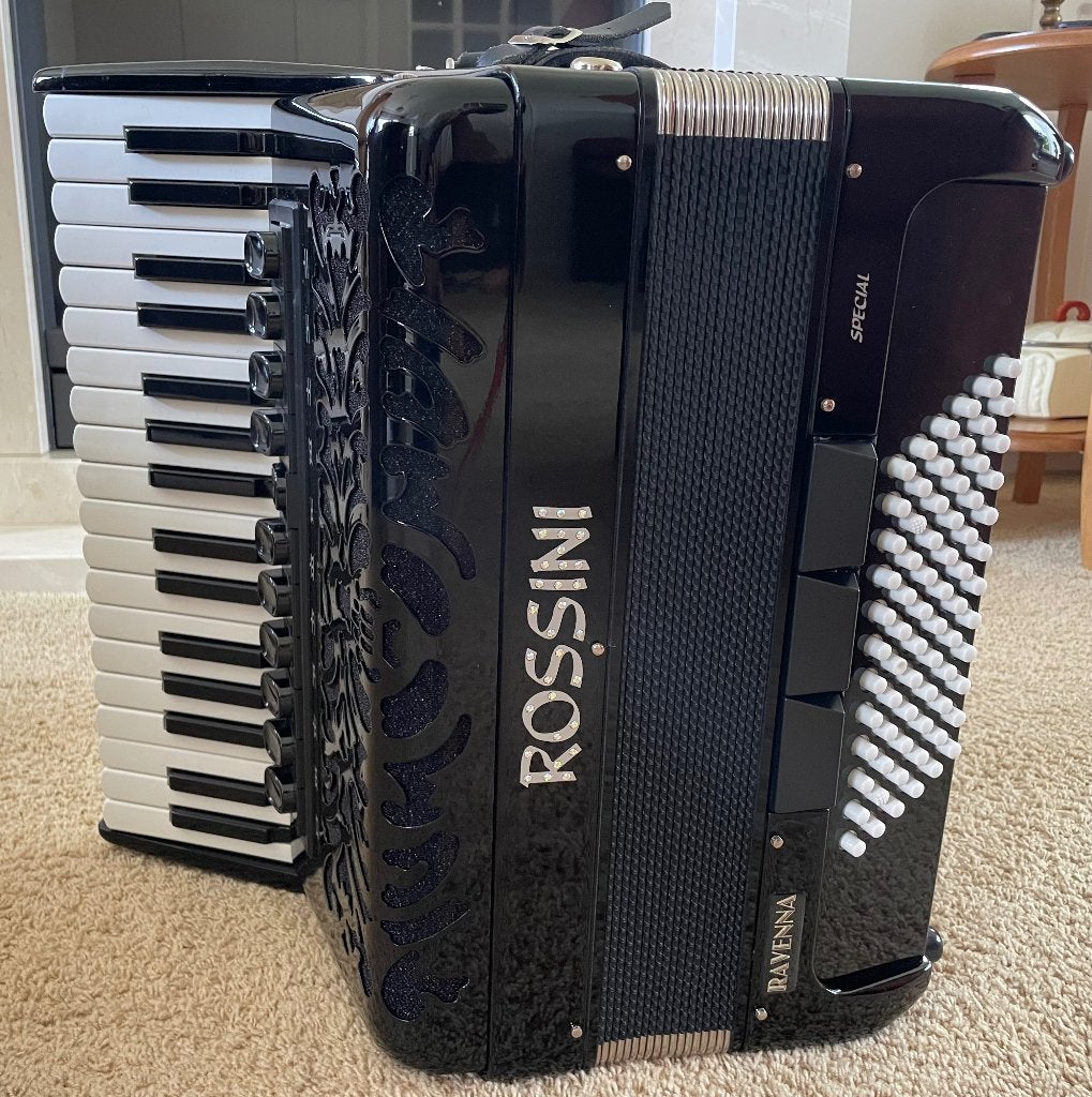 Accordeon Rossini 72 Bas 4 korig, Muziek en Instrumenten, Accordeons, Overige merken, 72-bas, Met koffer, Zo goed als nieuw