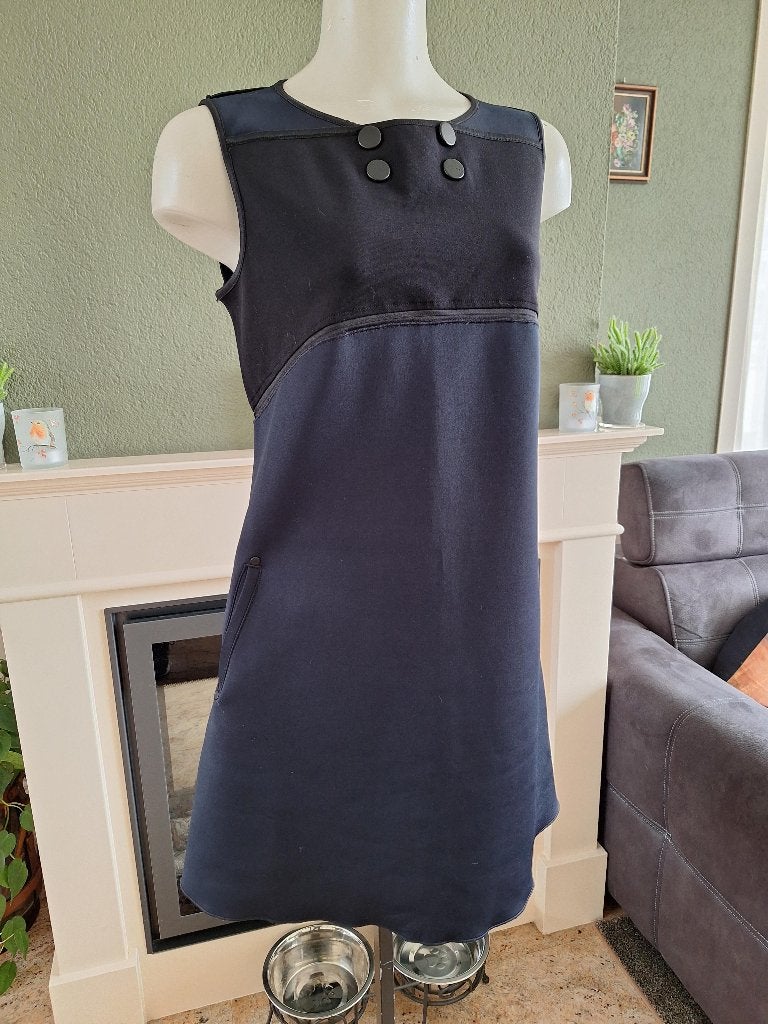 High Use Donkerblauwe mouwloze jurk met knoopdetails, Maat 38/40 (M), Zo goed als nieuw, Knielengte, Verzenden