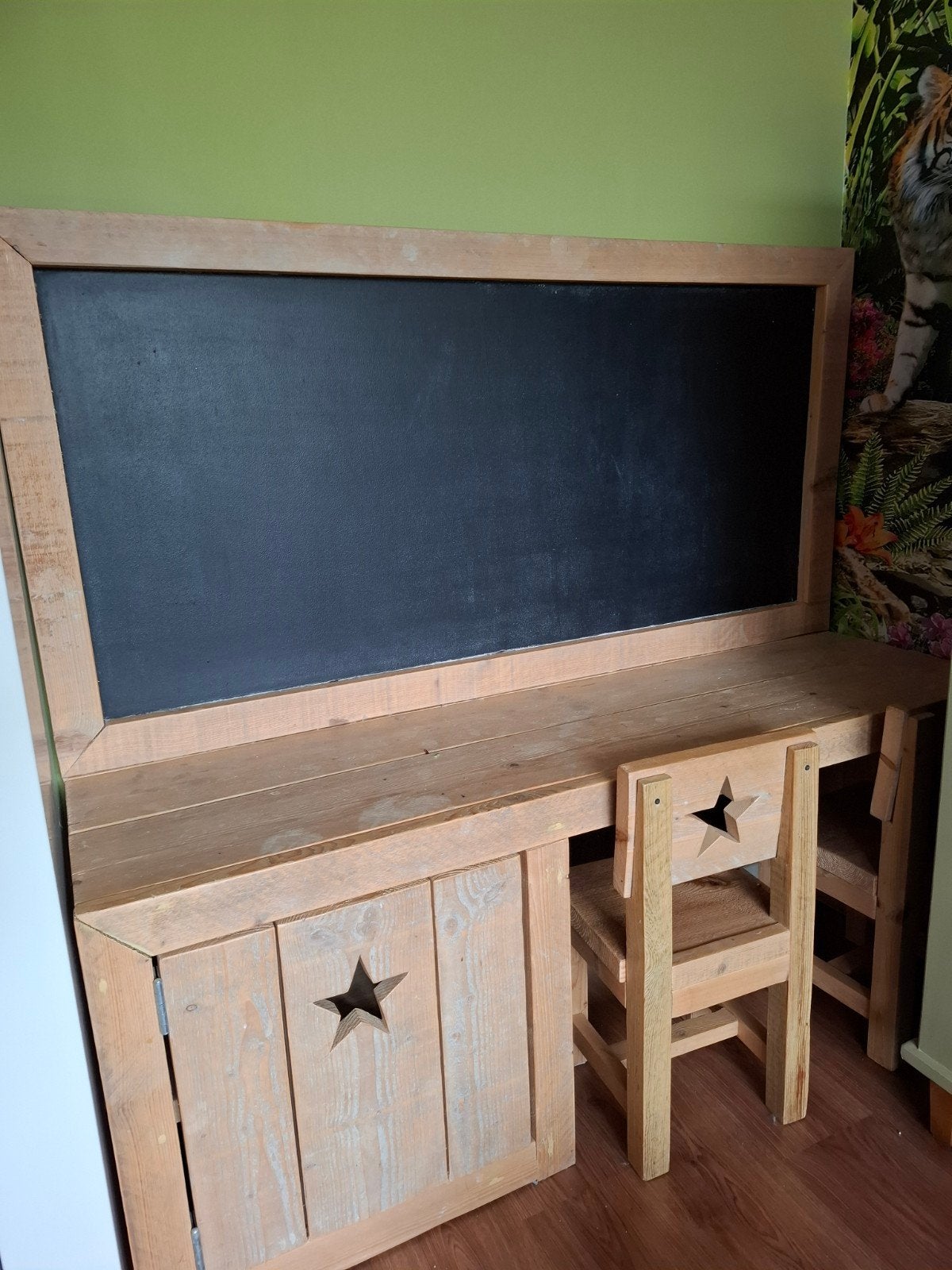 SteigerHouten kinderbureau met krijt/magneetbord.2 stoeltjes, Ophalen of Verzenden, Zo goed als nieuw, Tafel(s) en Stoel(en)