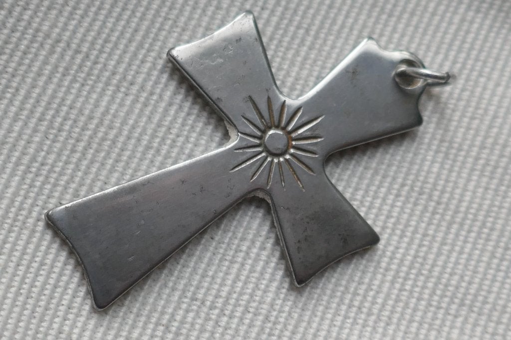 Kruis hanger met zon van liefde  -   vintage, Overige materialen, Verzenden, Zo goed als nieuw, Kruis of Symbool
