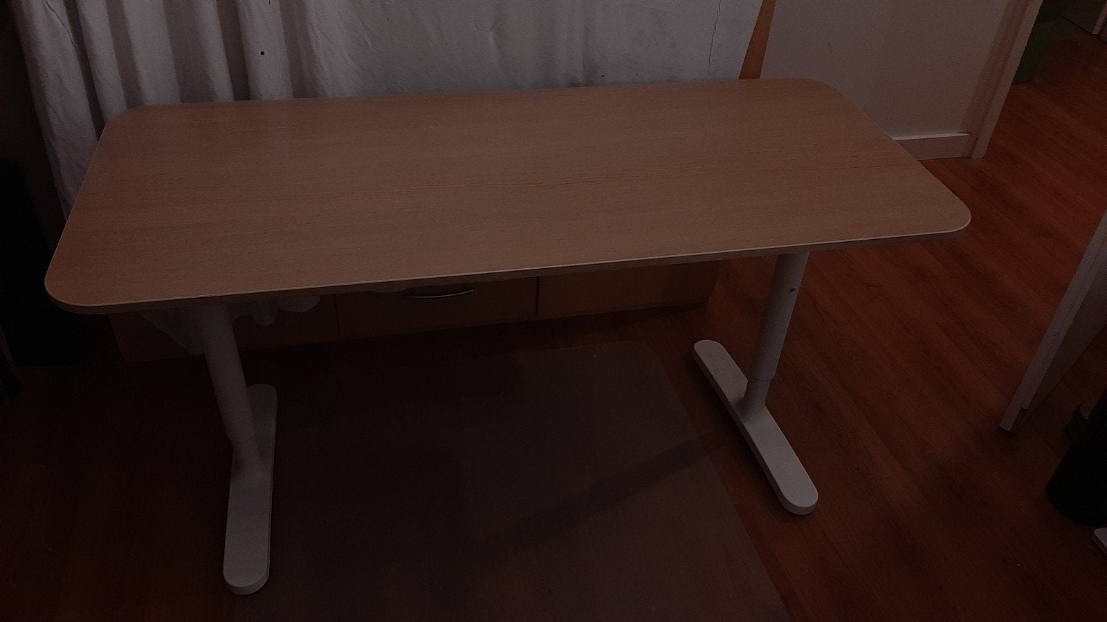 IKEA Bekant bureau, in hoogte verstelbaar, 140x60 cm, Ophalen, Zit-sta bureau, Spaanplaat of MDF, Bruin