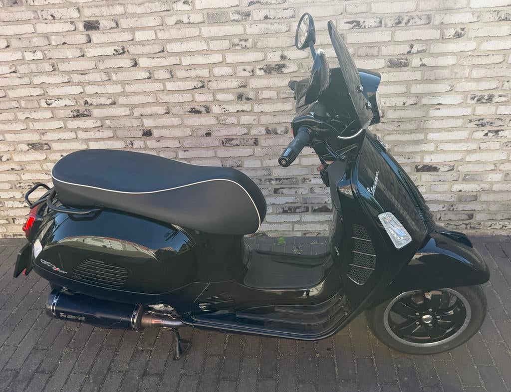 Vespa gts super 300cc met acrapovic, Motoren, Motoren | Piaggio, Particulier, Super Sport, 12 t/m 35 kW, 1 cilinder, ABS, LED Verlichting
