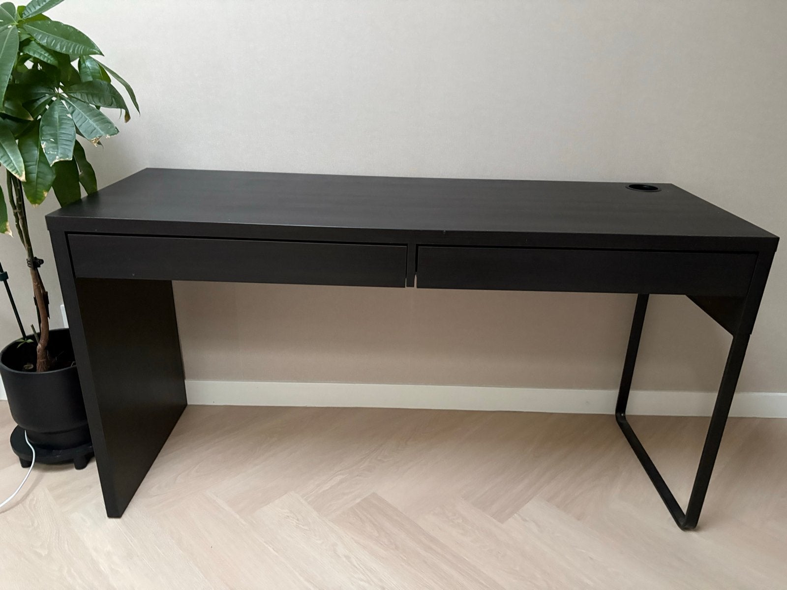 IKEA MICKE Bureau Zwartbruin 142x50 cm met 2 lades, Ophalen, Zwart, Gebruikt, Kabelgoot