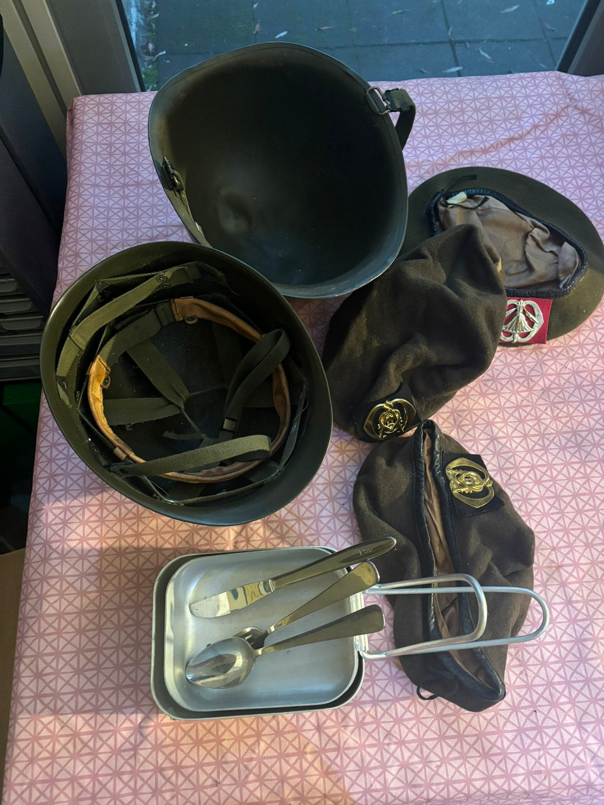 3 baretten, binnen- buiten helm, Mestings, bestek en schep, Verzenden, Landmacht, Nederland, Helm of Baret