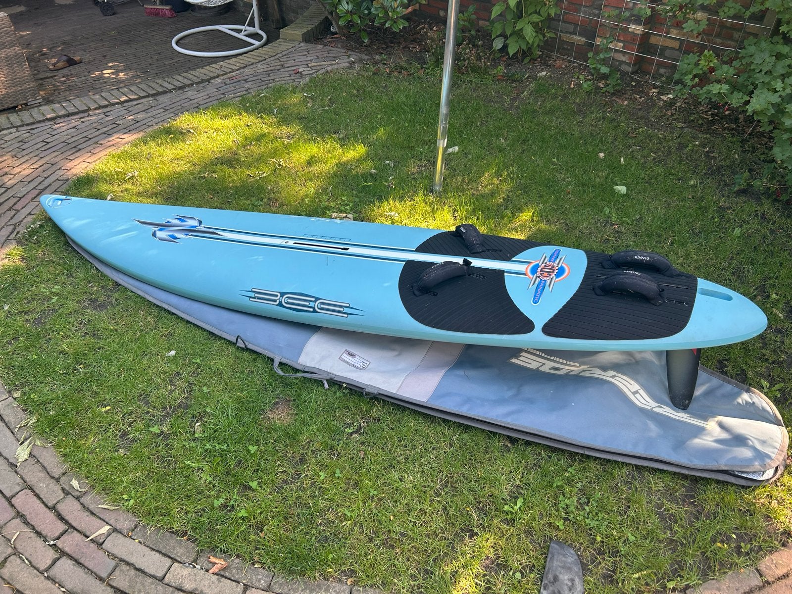 Windsurfboard Fanatic Bee met boardbag, voetbanden en fin, Ophalen, Met voetbanden, 250 tot 300 cm, Gebruikt