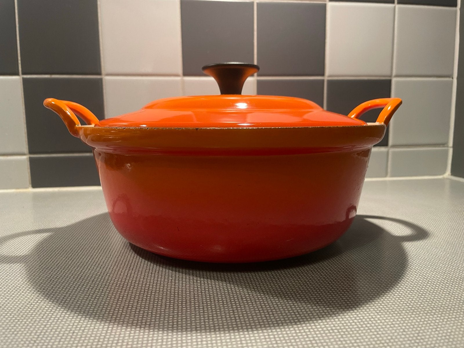 Le Creuset Braadpan Oranje - Gietijzeren Kookpan (22 cm), Met deksel, Le Creuset, Ophalen of Verzenden, Zo goed als nieuw