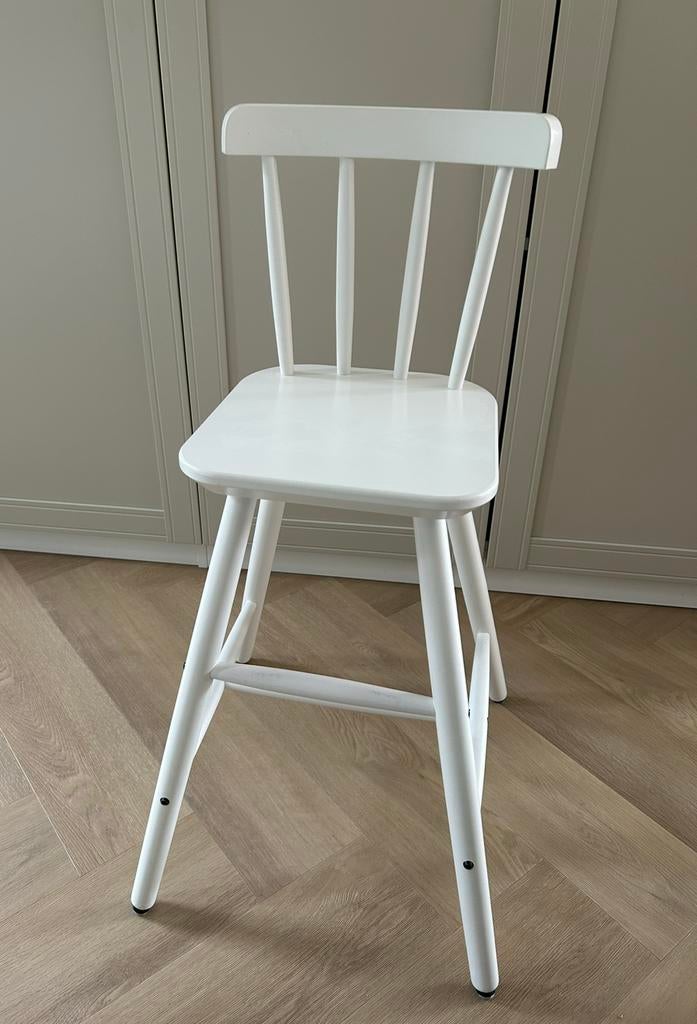 Ikea Agam kinderstoel wit zgan., Kinderen en Baby's, Kinderstoelen, Zo goed als nieuw, Overige typen, Aanschuifbaar, Ophalen