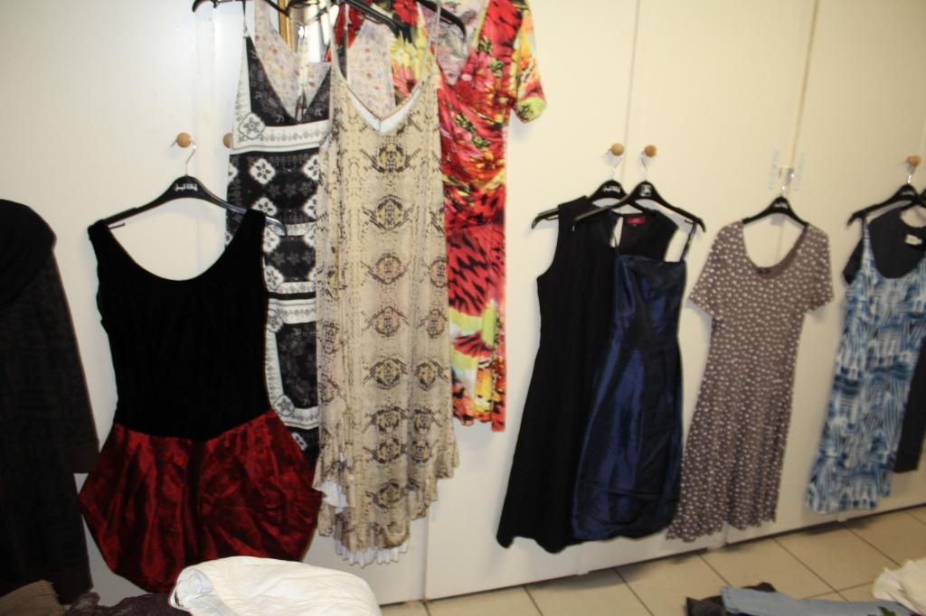 Partij 250 stuks dames kleding ZGAN, Ophalen, Zo goed als nieuw, Maat 38/40 (M)