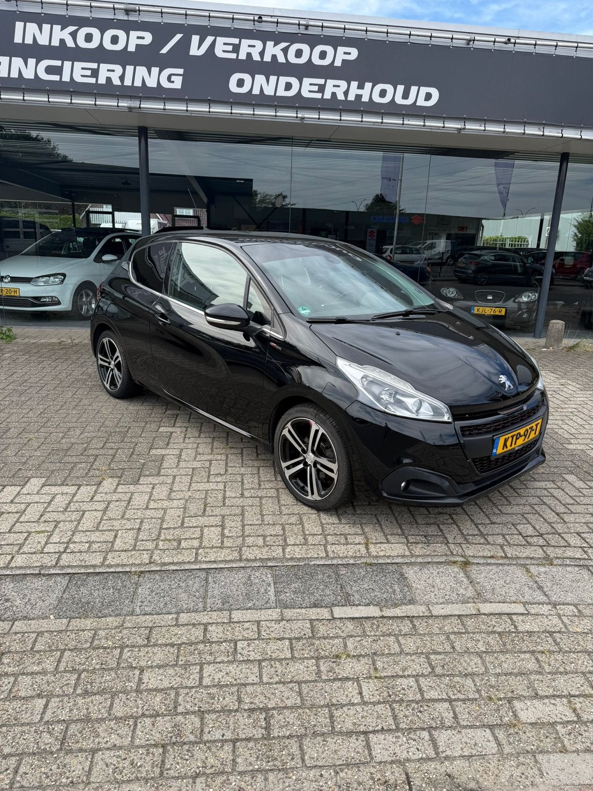 Peugeot 208 1.2 Puretech 110pk 3D 2017 Zwart, Auto's, Voorwielaandrijving, Zwart, 1199 cc, Leder en Stof