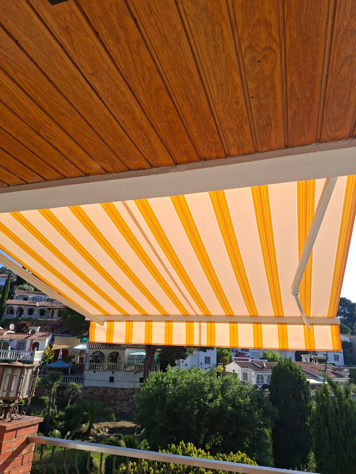 Zonnescherm 2.50 sunny inch knikarmscherm geel/wit gestreept, Tuin en Terras, Zonneschermen, Ophalen, Zo goed als nieuw, 150 tot 300 cm