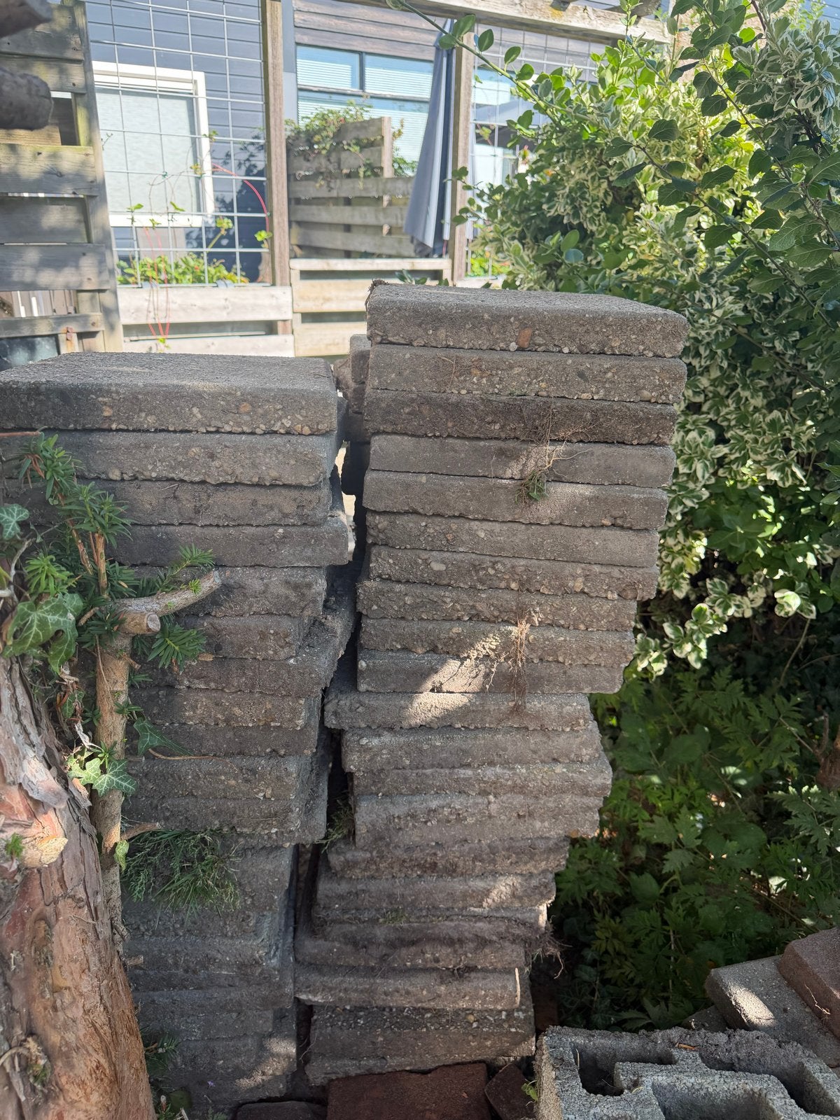 GRATIS - Tegels en opsluitbanden, ruim 25-30m2, Gebruikt, Ophalen of Verzenden, 10 m² of meer, Beton
