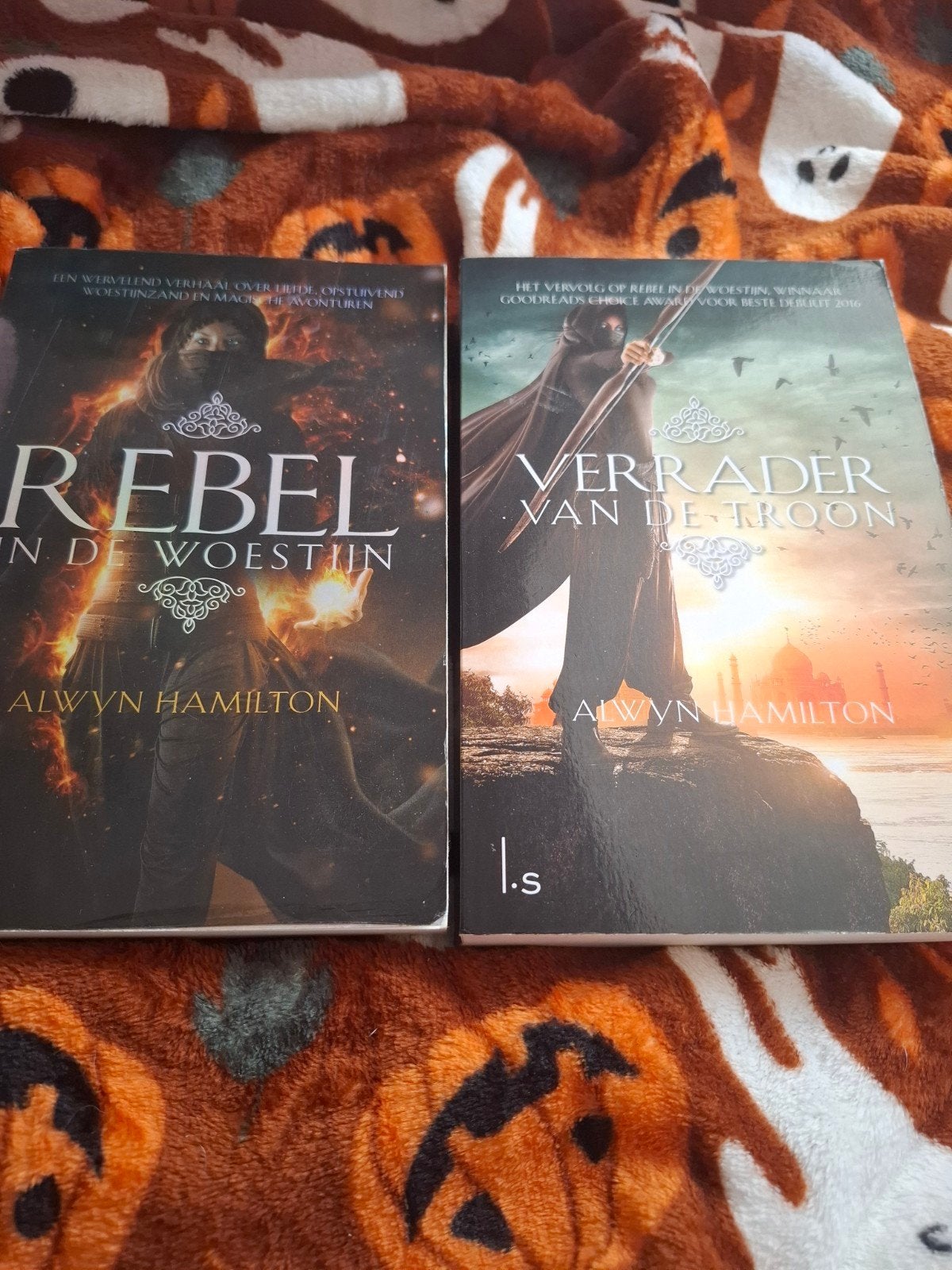 De Rebel in het zand+ De verrader van de troon, Ophalen of Verzenden, Gelezen, Alwyn Hamilton