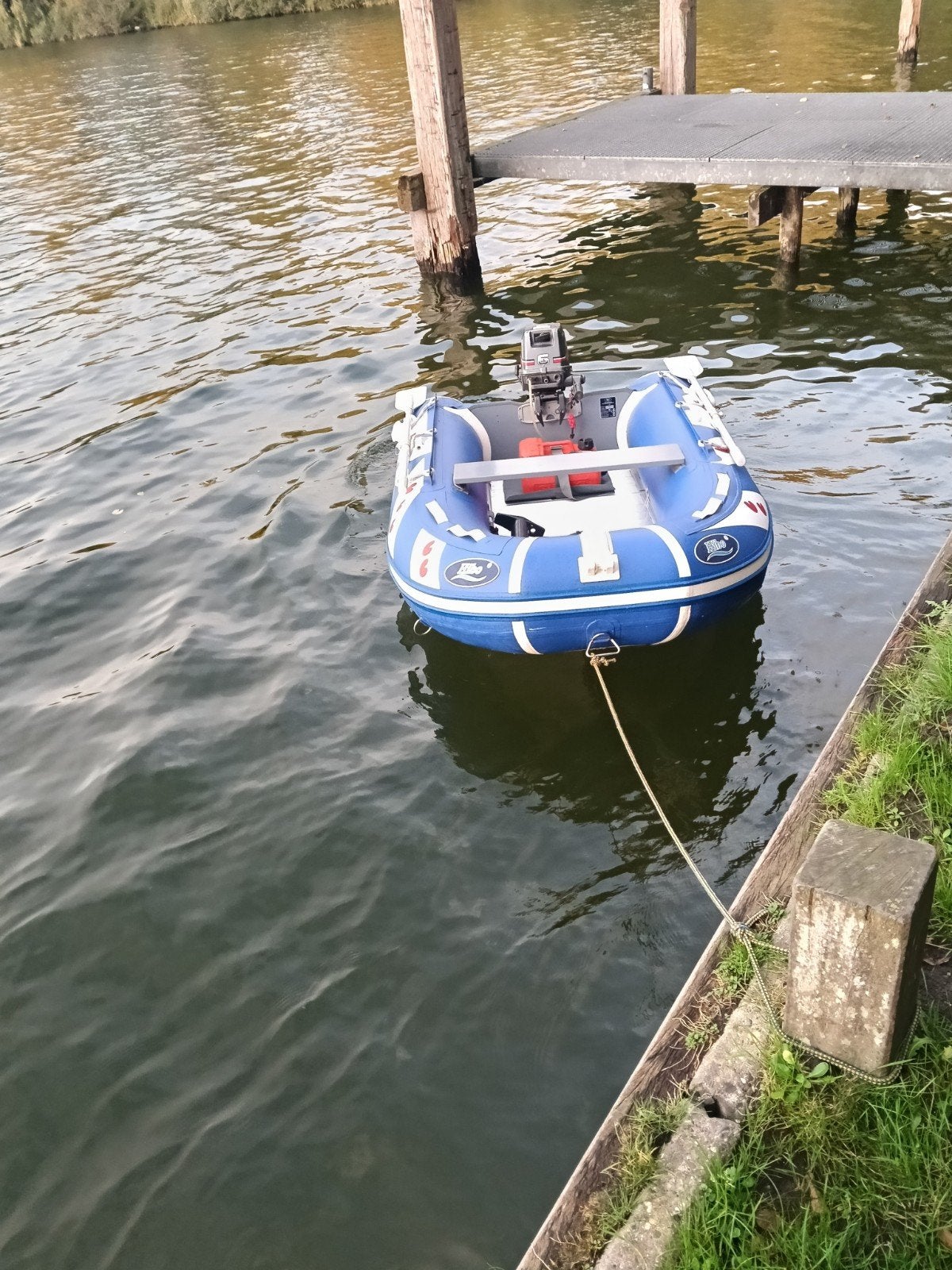 Foto 7 van rubberboot met buitenboordmotor/motor en trailer