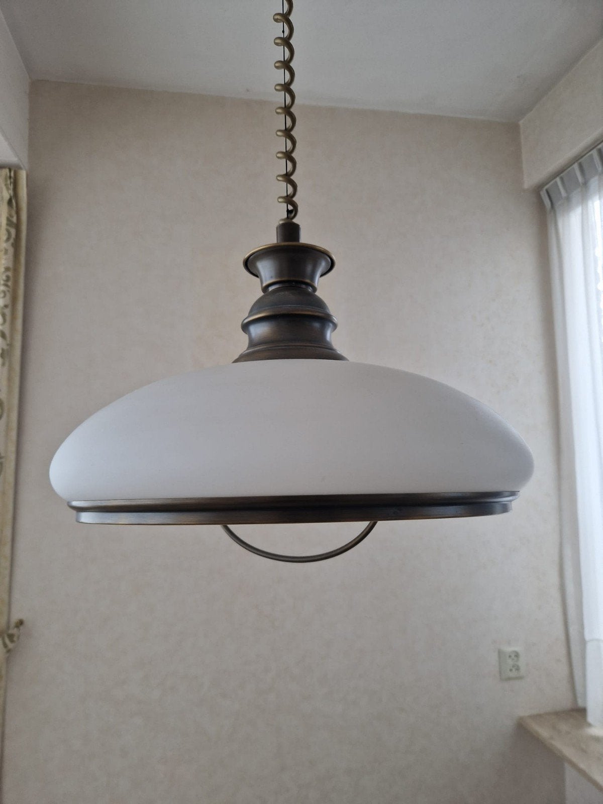 Klassieke hanglamp met melkglas kap, Gebruikt, Klassiek, Glas, E27 (groot)