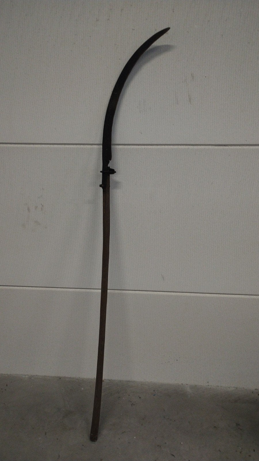 Antieke zeis met houten steel - Rustiek landbouwwerktuig, Ophalen