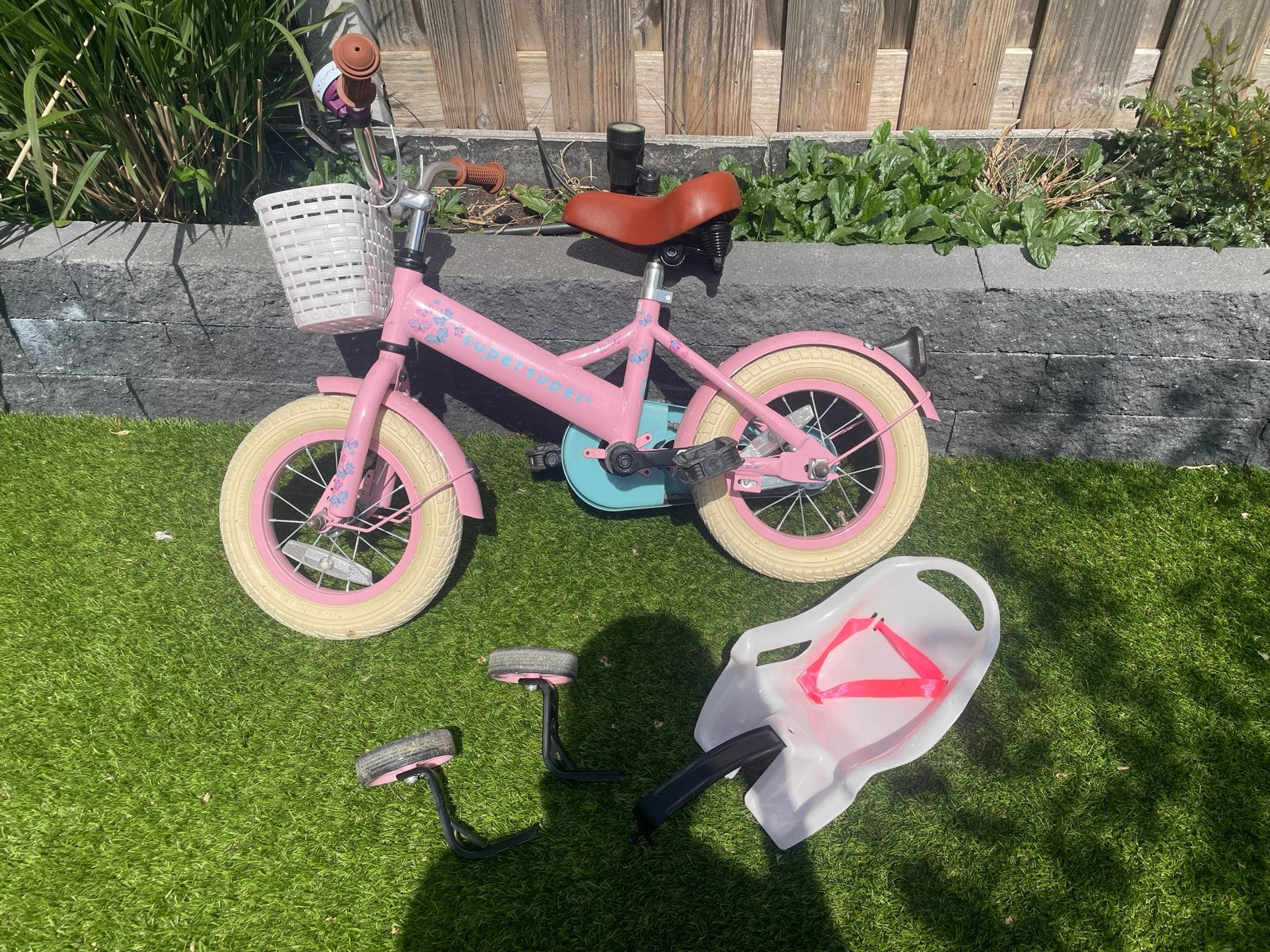 Roze kinderfiets 12 inch met poppenzitje en zijwieltjes, Fietsen en Brommers, Fietsen | Kinderfietsjes, Ophalen, Terugtraprem