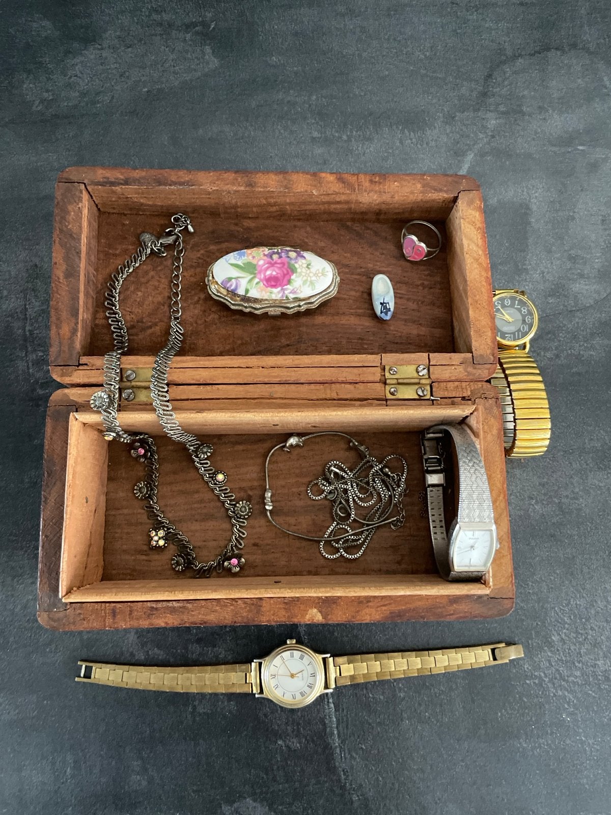 Oud houten kistje met diverse sieraden, Ophalen of Verzenden, Overige materialen, Overige typen