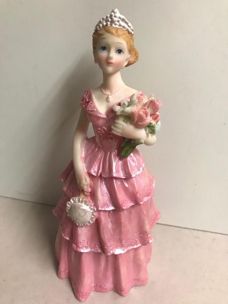 Beeldje van een dame in roze jurk met bloemen, Minder dan 20 cm, Geglazuurd, Ophalen of Verzenden, Steen of Keramiek