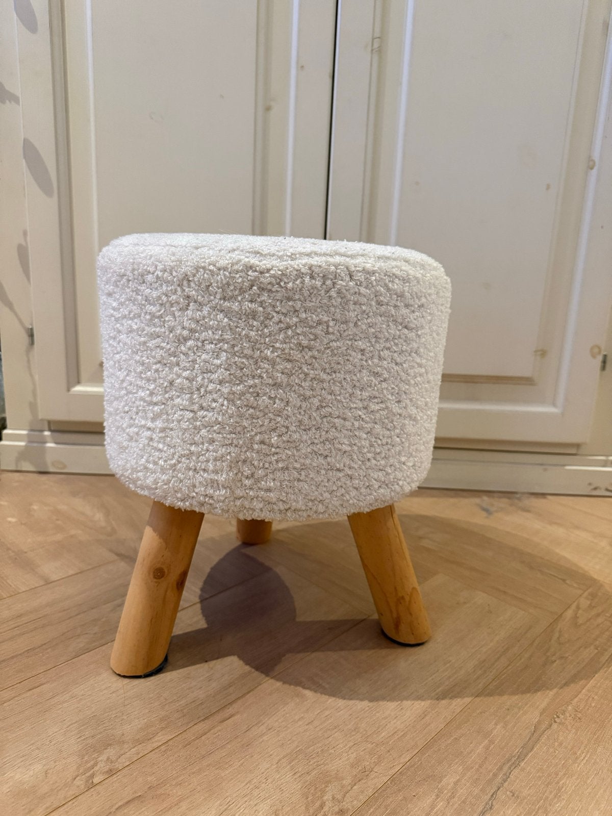 Teddy krukje met witte bekleding en licht houtkleurige poten, Ophalen, Zo goed als nieuw, Hout