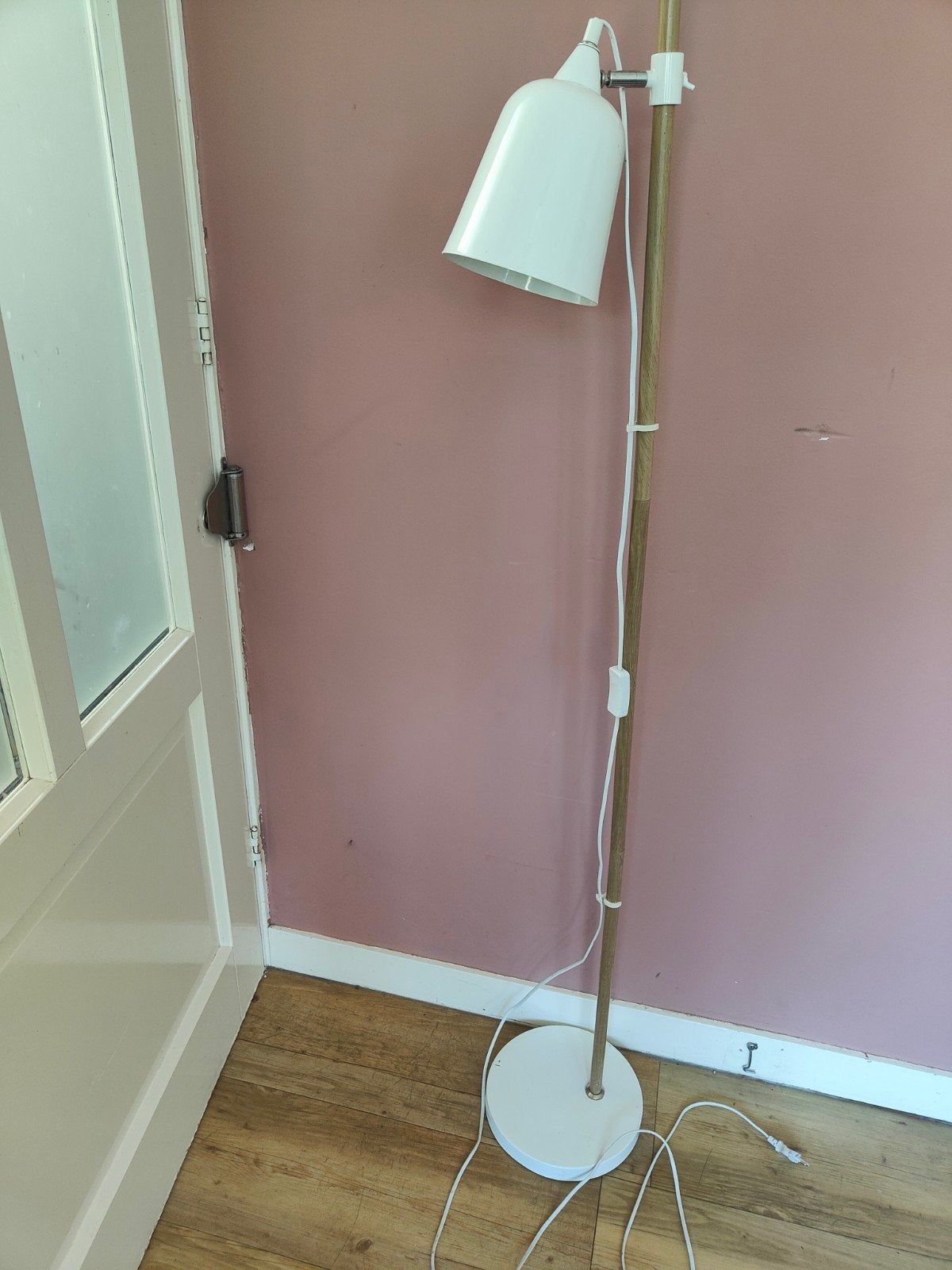 Staande lamp met houten poot en witte kap, 1.50 cm hoog, Ophalen, Gebruikt, Modern, Scandinavisch, E14 (klein)
