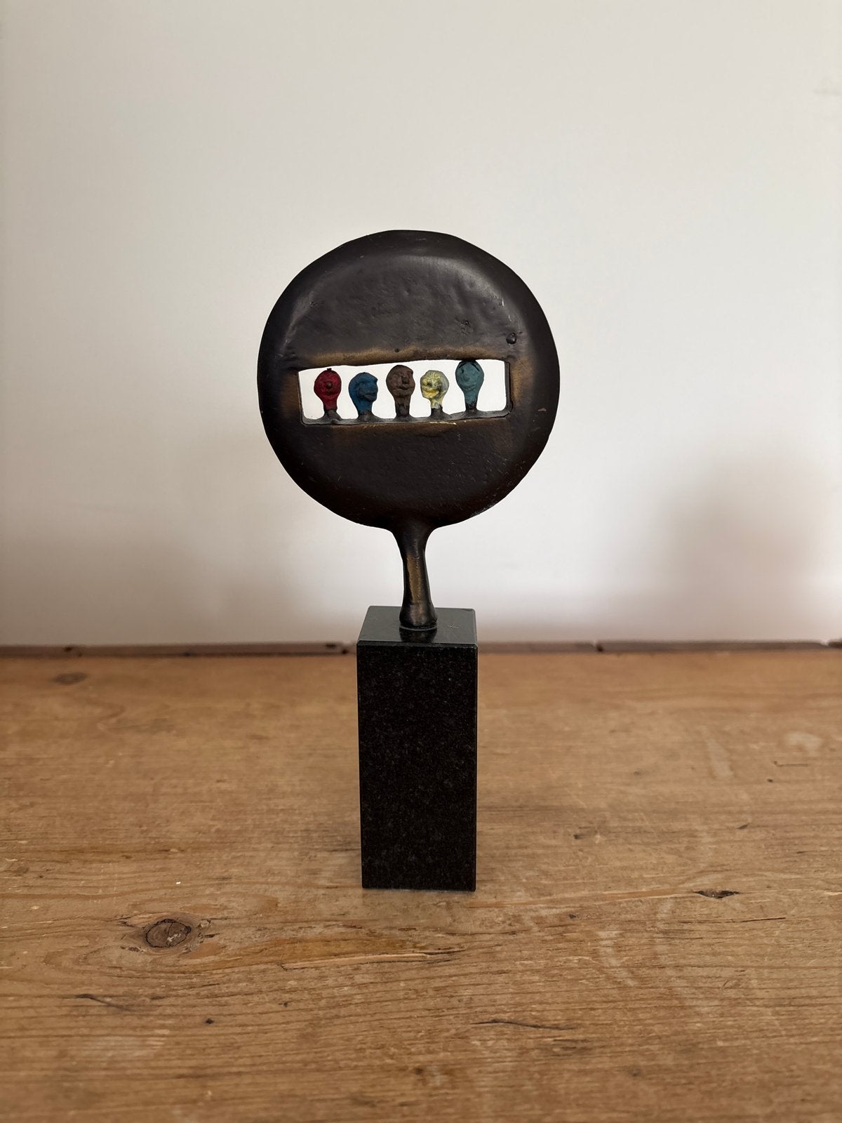 Modern bronzen beeldje op marmeren sokkel - Artuone, Minder dan 20 cm, Ophalen of Verzenden, Brons, Op sokkel
