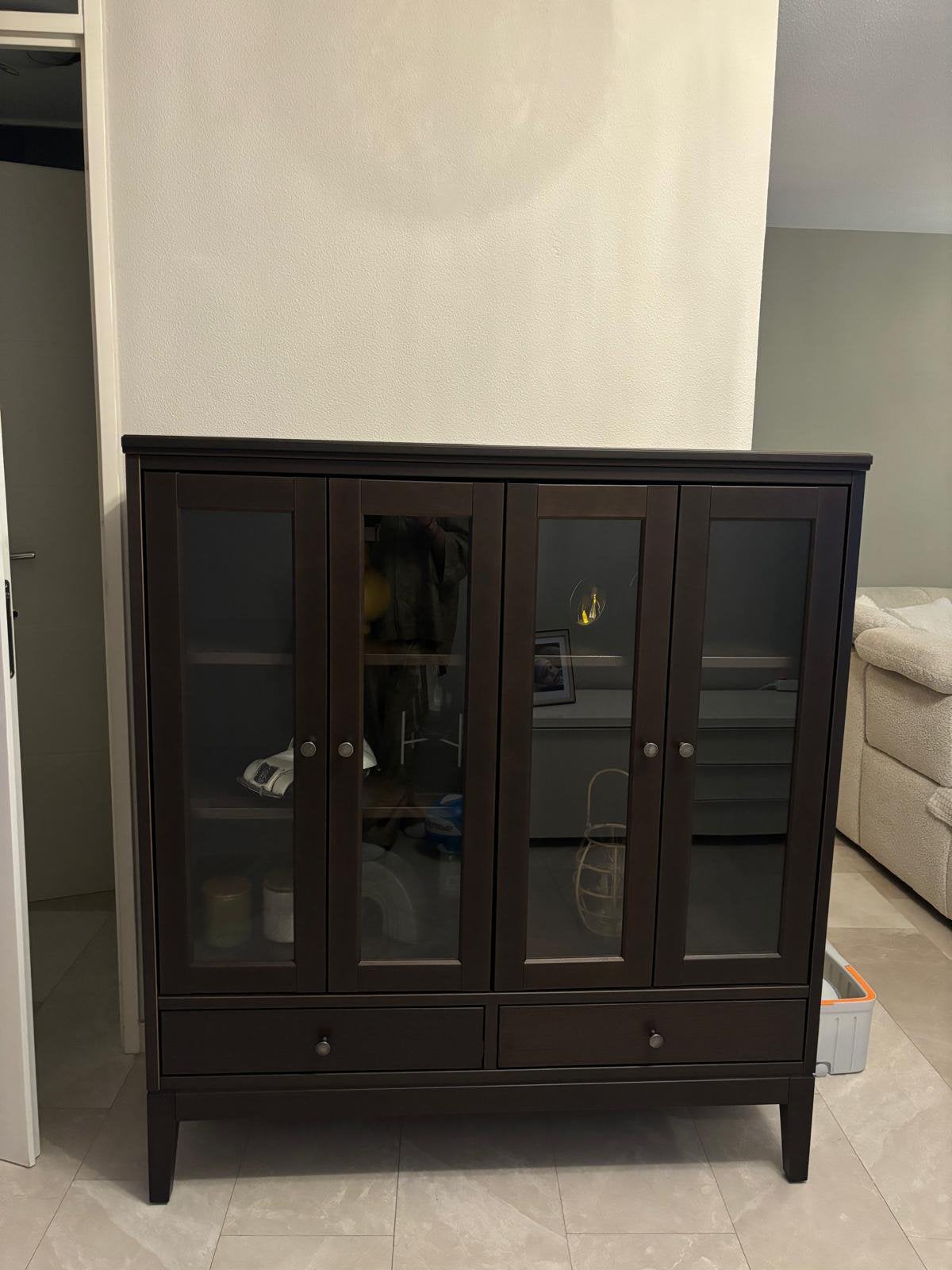IKEA vitrinekast donkerbruin met glazen deuren en lades, 100 tot 150 cm, Met lade(s), Ophalen of Verzenden, Zo goed als nieuw