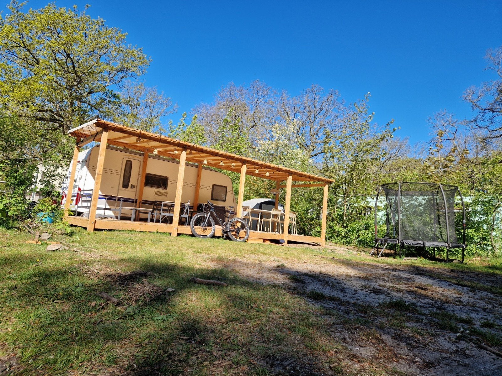Te huur op camping Bakkum: toercaravan met grote veranda, Rondzit, Hobby, Particulier, Dwars-stapelbed