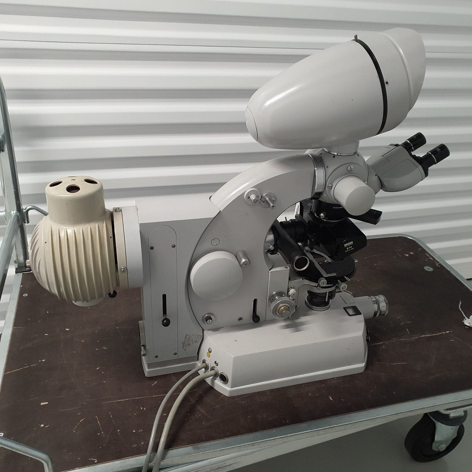 Carl Zeiss Photomicroscope II

Price: 770, Ophalen