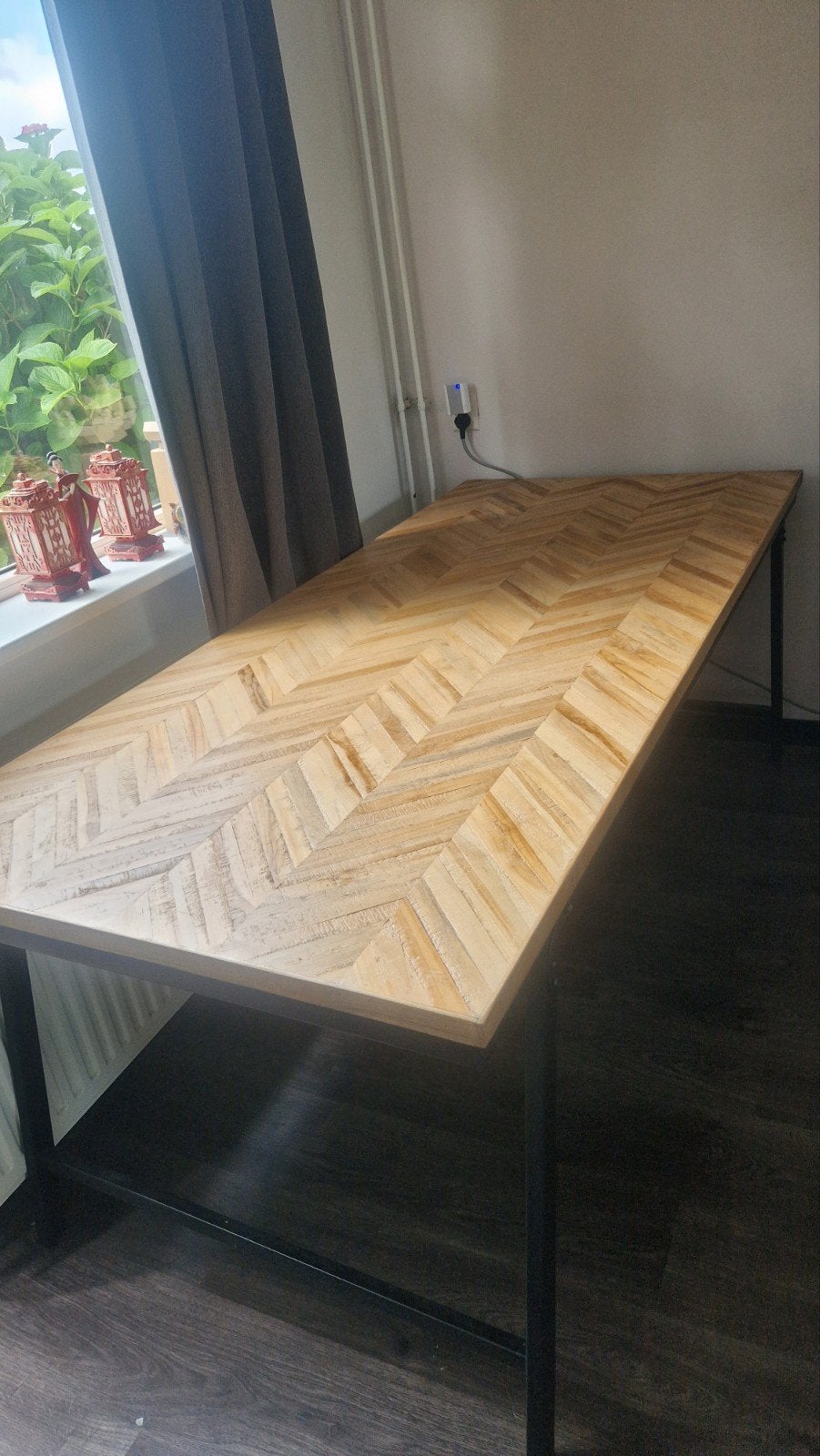 eettafel met visgraatpatroon en metalen onderstel, Modern, Industrieel, 50 tot 100 cm, Zo goed als nieuw, 150 tot 200 cm