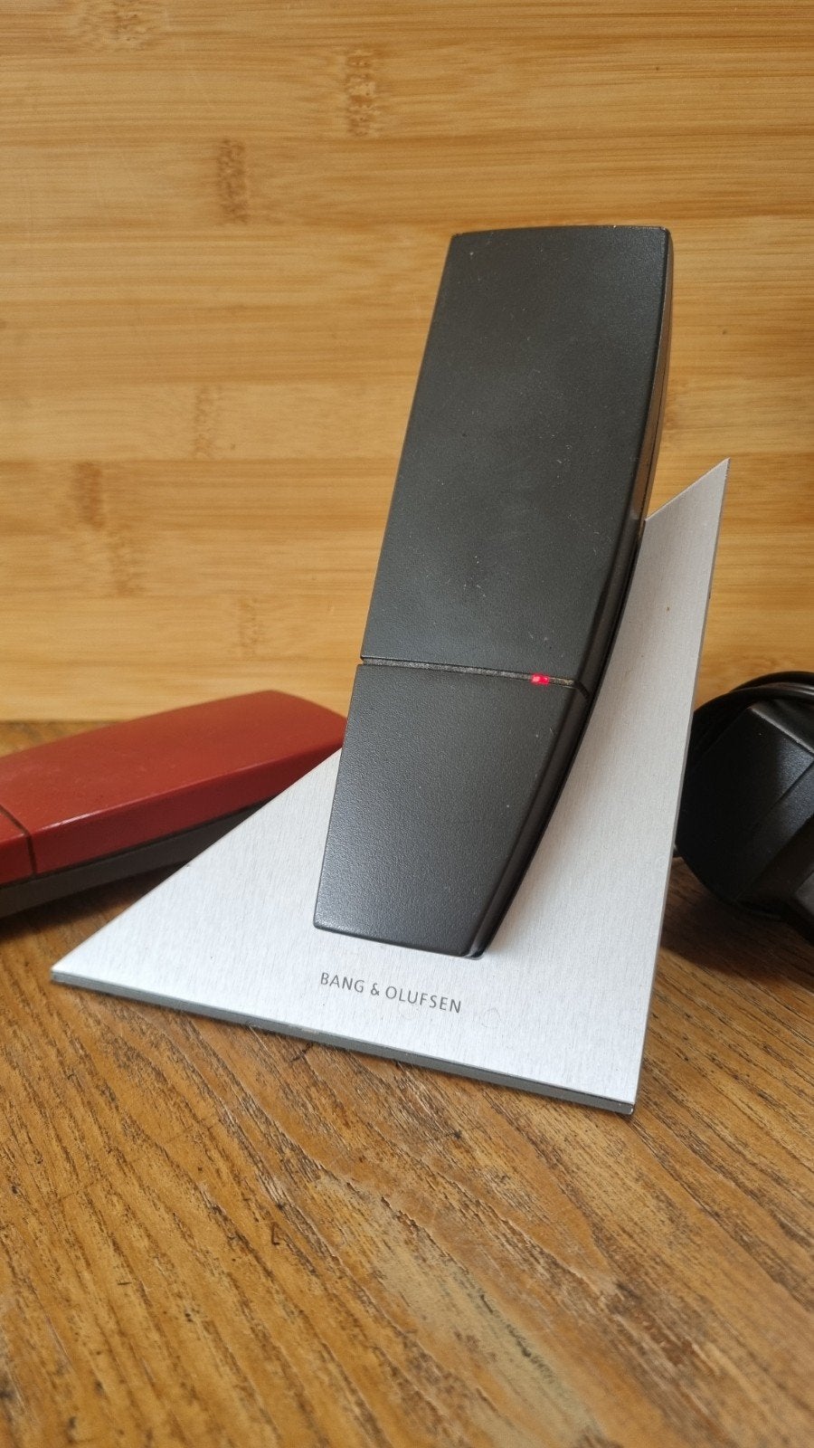 Bang & Olufsen BeoCom 2 handsets met Oplader - Zwart & Rood, Telecommunicatie, Vaste telefoons | Handsets en Draadloos, Ophalen of Verzenden