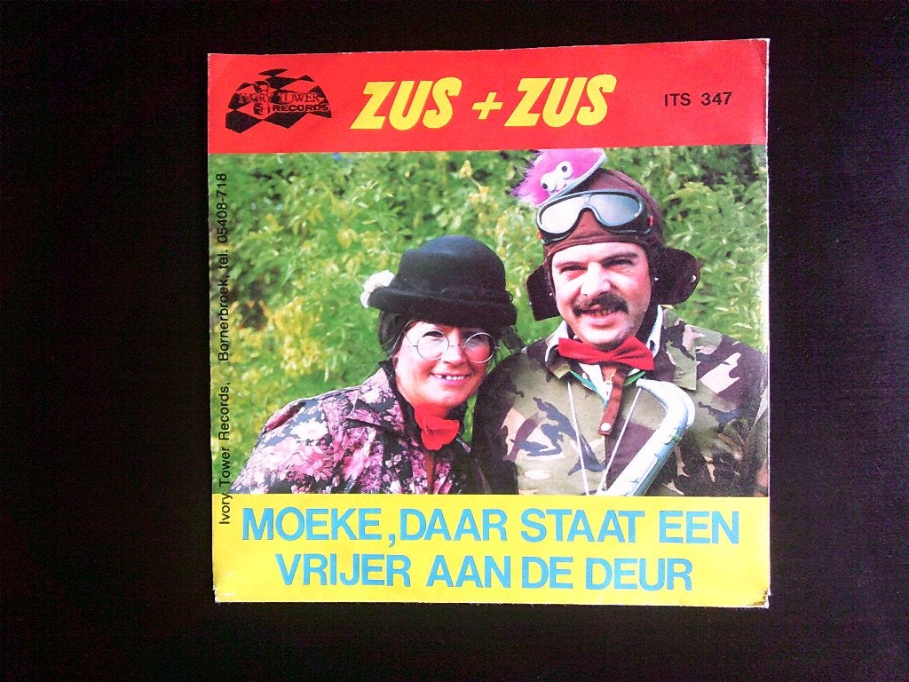 Zus + Zus - Moeke, Daar Staat Een Vrijer Aan De Deur, 7 inch, Ophalen of Verzenden, Zo goed als nieuw, Levenslied of Smartlap