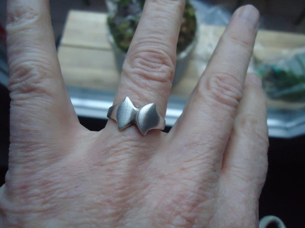 mooi echt zilveren ringetje 925 vorm strikje mt 18 matzilver, 18 tot 19, Gebruikt, Ophalen of Verzenden, Dame
