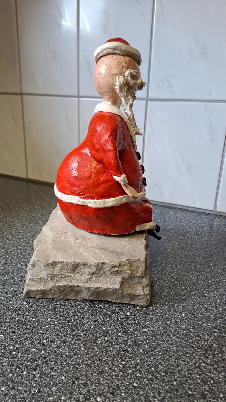 Handgemaakt Kerstman Beeldje van Klei op Stenen Sokkel, Ophalen of Verzenden, Zo goed als nieuw, N.v.t, N.v.t