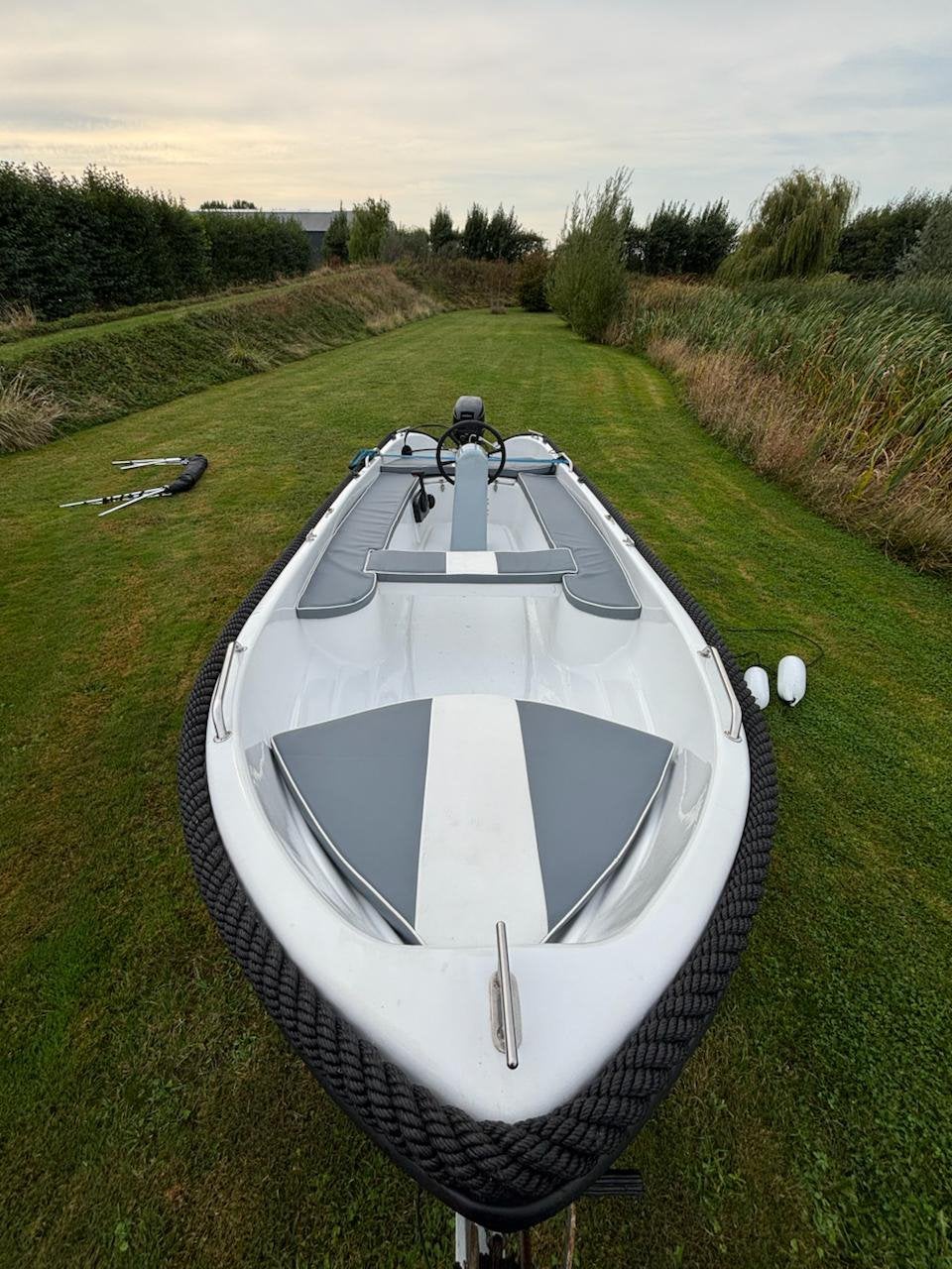 Avila 430 Sloep 2022 Nieuwstaat | Incl. Trailer | Vaarklaar, Watersport en Boten, Ophalen, 4 m, 10 pk, Zo goed als nieuw