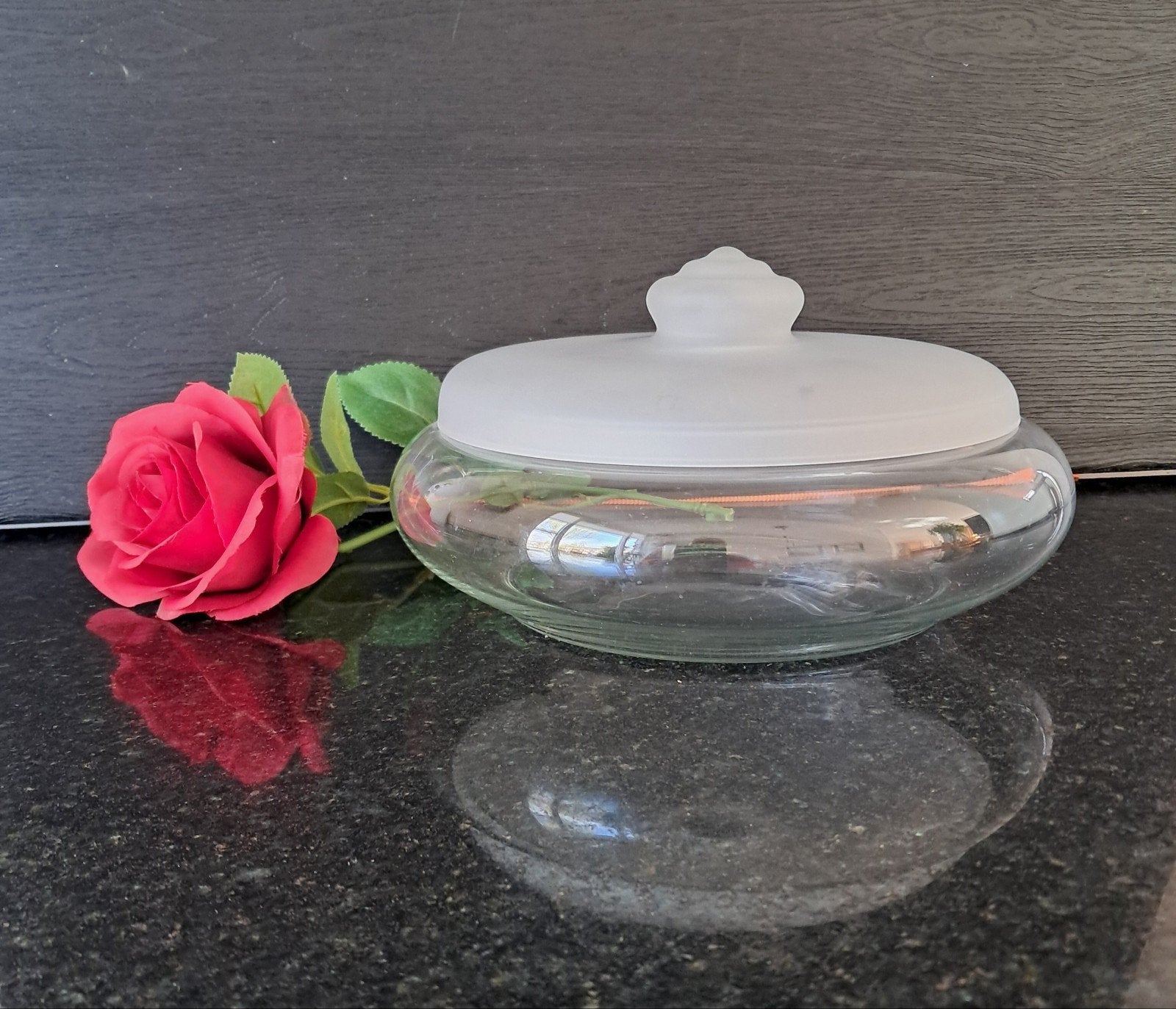 Glazen schaal met deksel - Decoratief en functioneel, Schaal, Rond, Ophalen of Verzenden, Glas