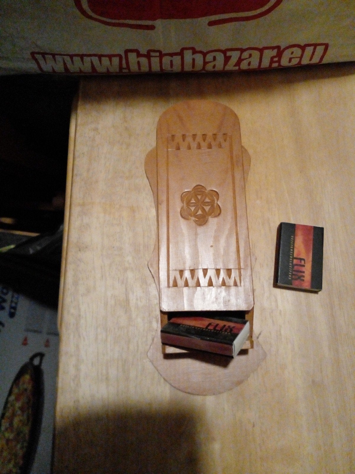 Houten luciferhouder met decoratief snijwerk, Verzamelen, Rookartikelen, Aanstekers en Luciferdoosjes, Ophalen of Verzenden, Gebruikt