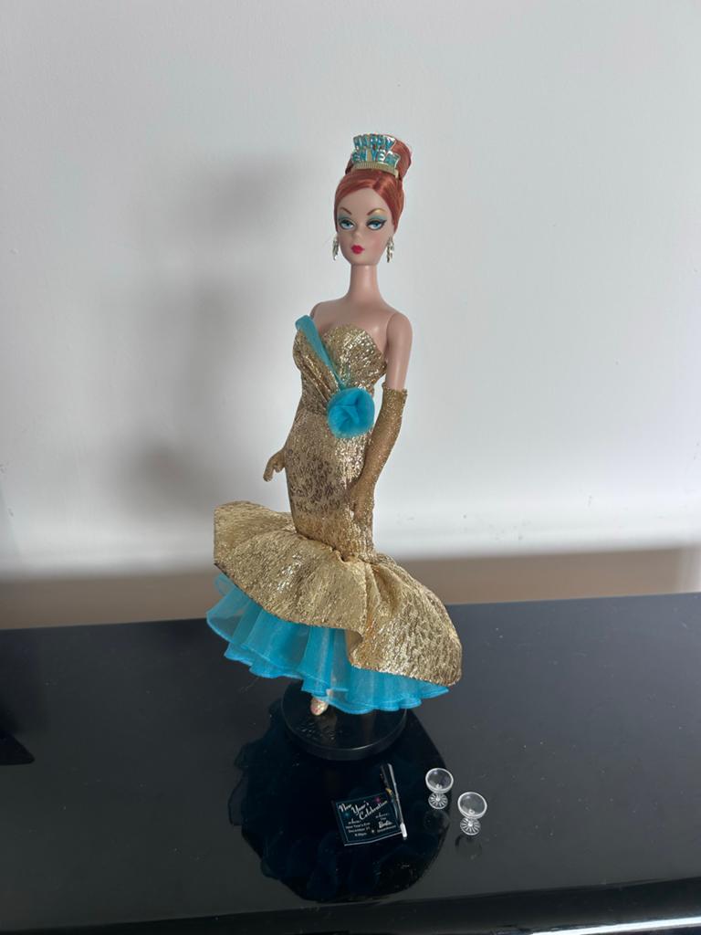 Barbiepop in gouden avondjurk met accessoires, Ophalen of Verzenden, Zo goed als nieuw, Barbie